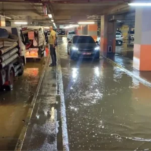 Kadikoyde Insaatta Patlayan Boru AVM Otoparkini Gole Cevirdi