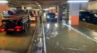 Kadikoyde Insaatta Patlayan Boru AVM Otoparkini Gole Cevirdi