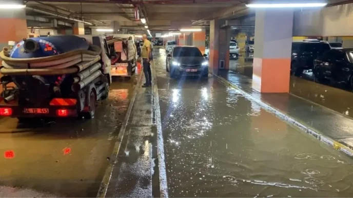 Kadikoyde Insaatta Patlayan Boru AVM Otoparkini Gole Cevirdi