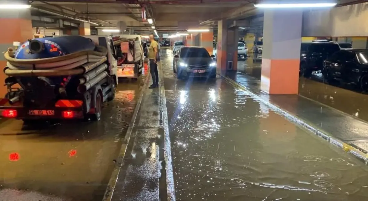 Kadikoyde Insaatta Patlayan Boru AVM Otoparkini Gole Cevirdi