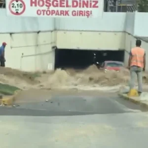 Kadikoyde Su Borusu Patladi Otopark Gole Dondu