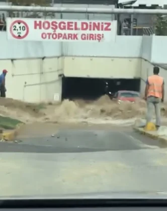 Kadikoyde Su Borusu Patladi Otopark Gole Dondu