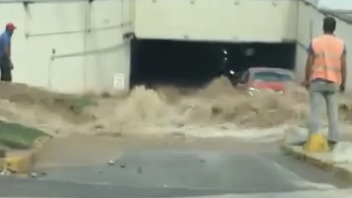 Kadikoyde Su Borusu Patladi Otopark Gole Dondu