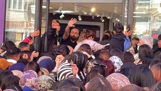 Karamanda Taki ve Kozmetik Magazasi Acilisinda Izdiham