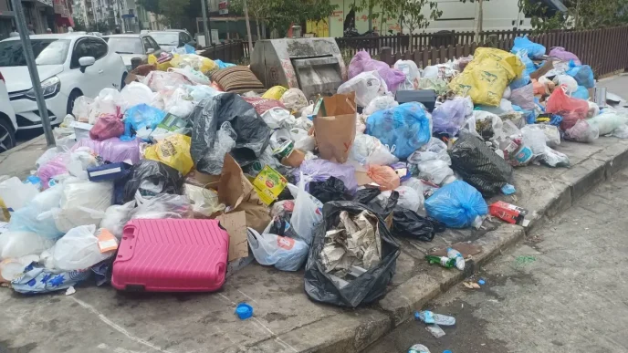 Karsiyakada Isci Eylemi Sonrasi Cop Sorunu Devam Ediyor