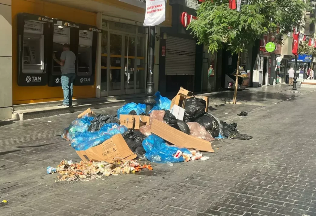 Karsiyakada Isciler Grevde Sehir Cop Icinde Kaldi