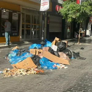 Karsiyakada Isciler Grevde Sehir Cop Icinde Kaldi