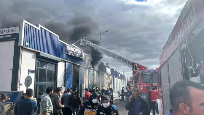 Kayseride Mobilya Atolyesinde Yangin Cikti