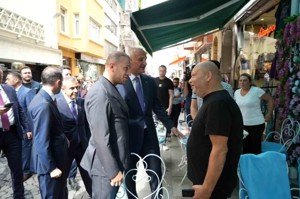 Kultur ve Turizm Bakani Ersoy Beyoglunda Esnaf ve Muhtarlarla Bulustu
