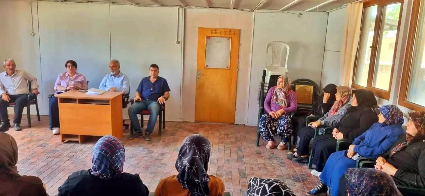 Kutahyada Kadin Ciftcilere Kooperatif Egitimi