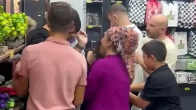 Manisada Magaza Acilisinda Izdiham Yuzlerce Kisi Kuyruga Girdi