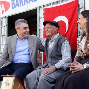 Mersin Valisi Yarim Asirlik Bakkala Plaket Verdi