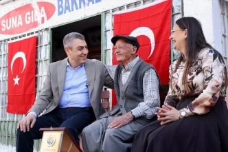 Mersin Valisi Yarim Asirlik Bakkala Plaket Verdi