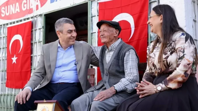 Mersin Valisi Yarim Asirlik Bakkala Plaket Verdi