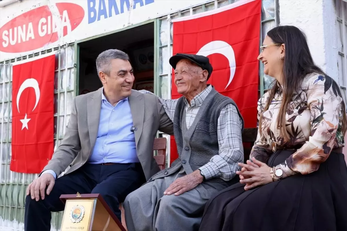 Mersin Valisi Yarim Asirlik Bakkala Plaket Verdi