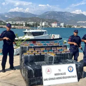 Mersinde Denizde Supheli Kutulardan 28 Bin 500 Paket Isitmali Tutun