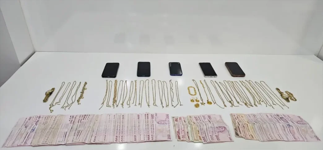 Mersinde Sahte Altin Dolandiriciligi 4 Supheli Gozaltinda Biri Tutuklandi