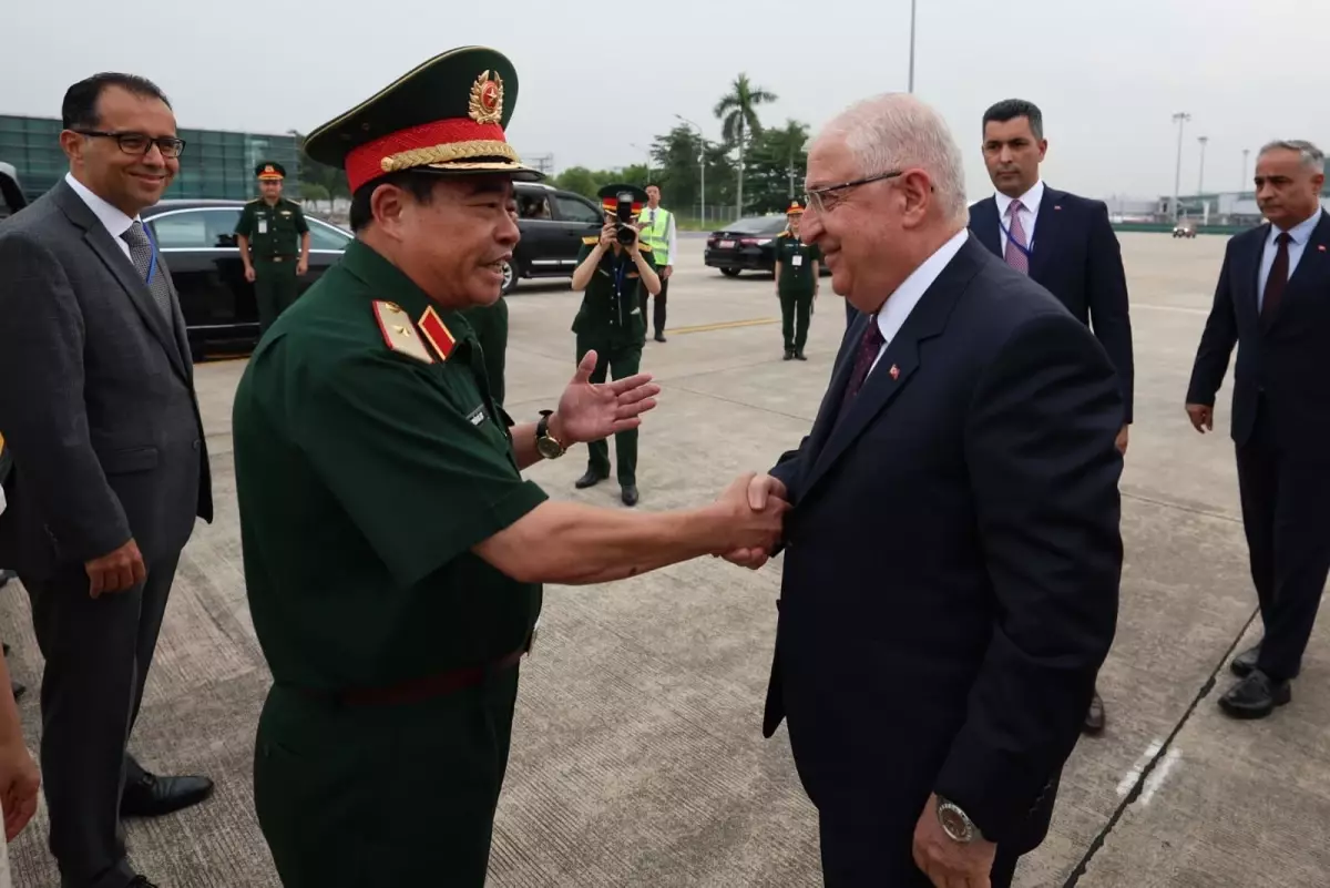 Milli Savunma Bakani Yasar Guler Vietnamda