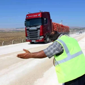 Mutluluk Yayan Isci Yol Calismalarinda Suruculere Moral Veriyor