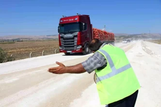 Mutluluk Yayan Isci Yol Calismalarinda Suruculere Moral Veriyor