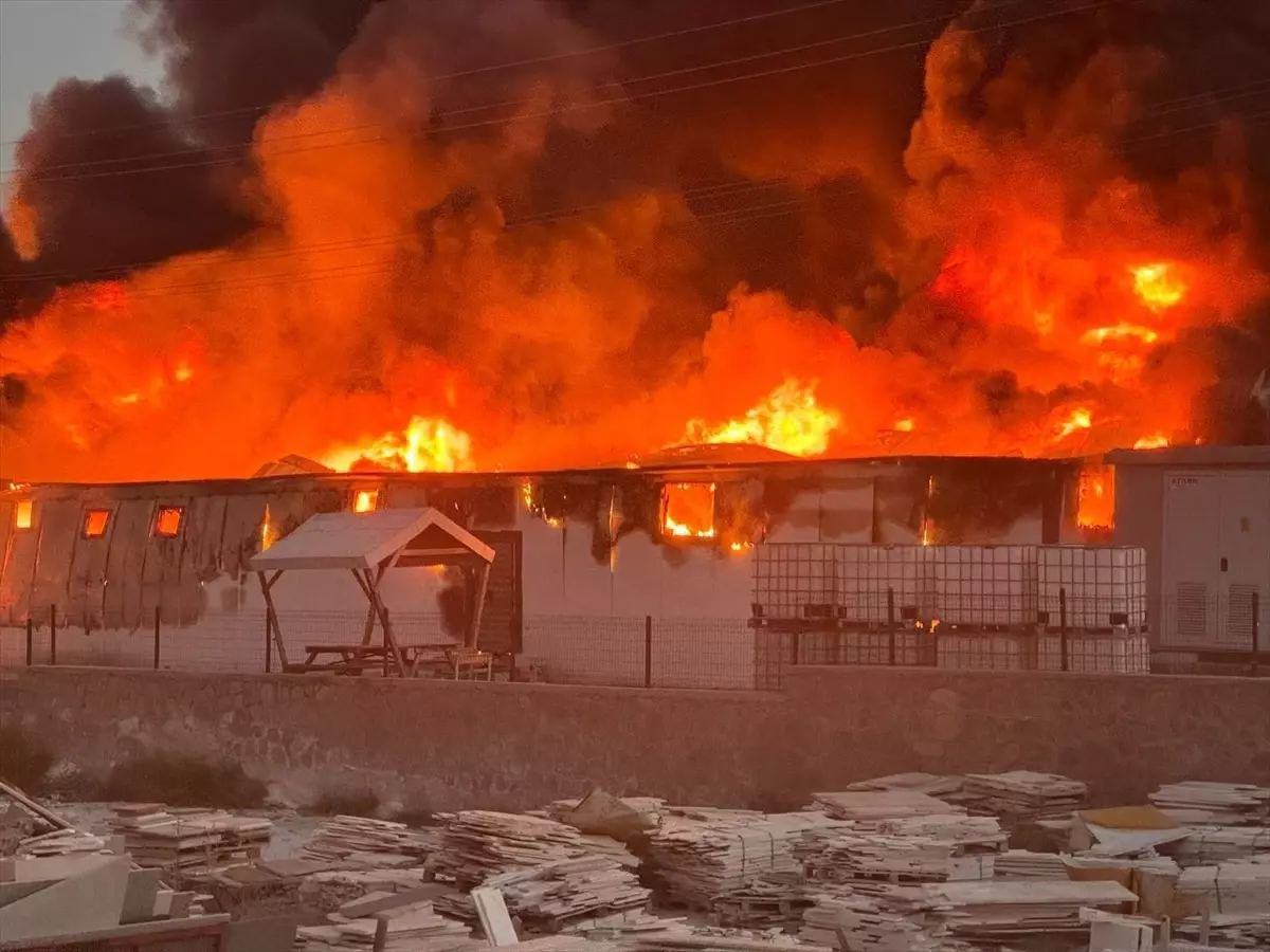 Nigdedeki Ambalaj Fabrikasinda Yangin Cikti