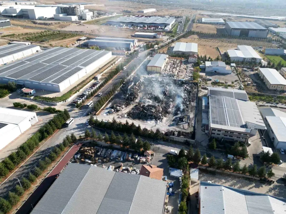 Nigdedeki Plastik Ambalaj Fabrikasinda Yangin