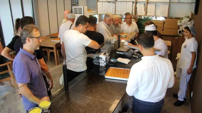 Ogrencilerin uygun fiyata urettigi baklava icin siraya giriyorlar