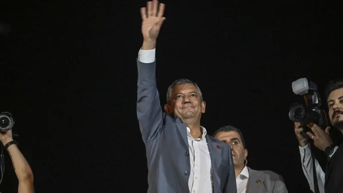 Ozgur Ozel Istanbulda Yolsuzluk ve Teror Sorusturmalarina Tepki Gosterdi