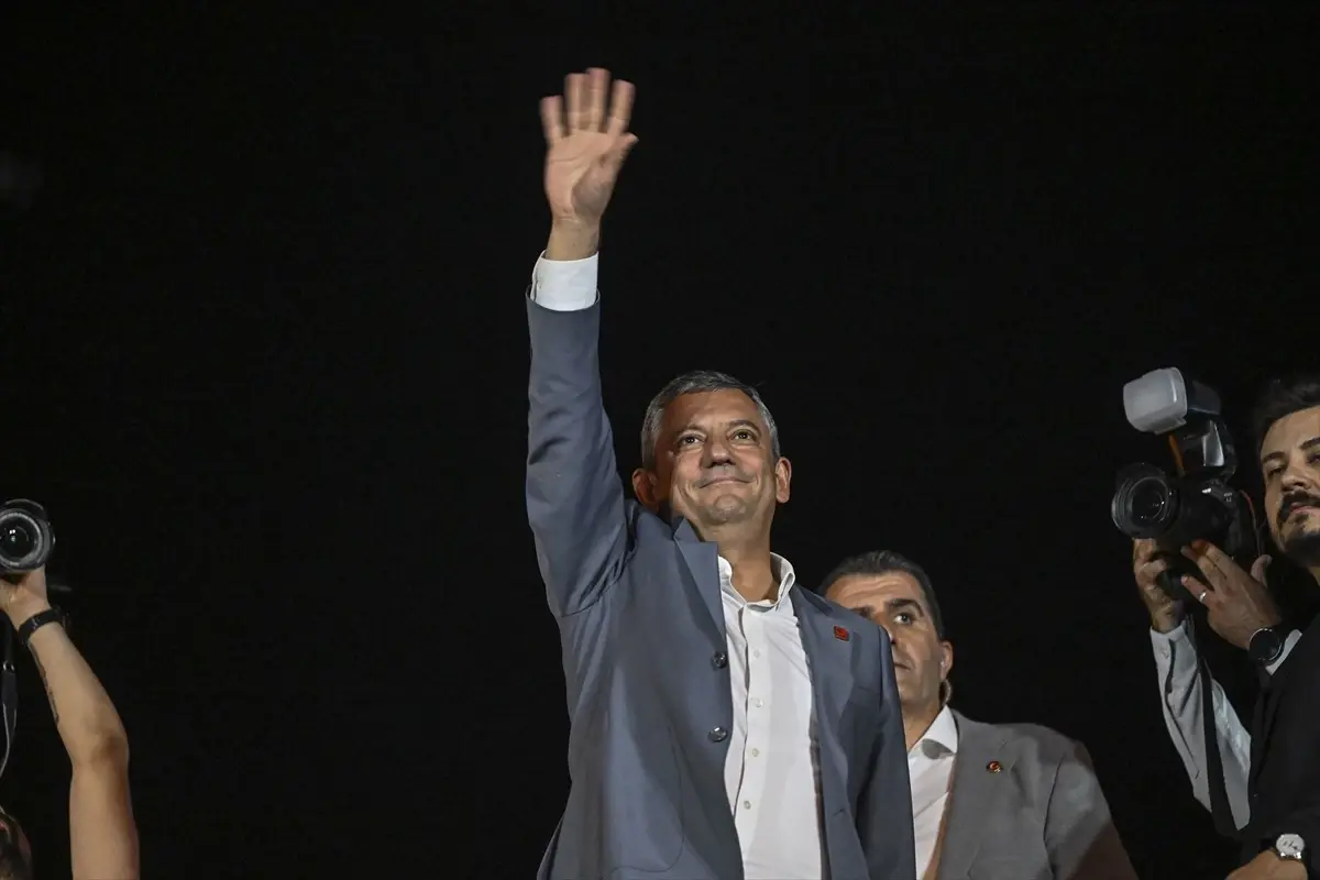 Ozgur Ozel Istanbulda Yolsuzluk ve Teror Sorusturmalarina Tepki Gosterdi