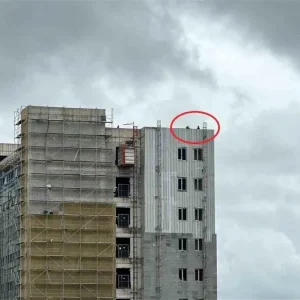 Samsunda Isciler Maaslarini Alamadiklari Icin Insaatin Catisina Cikti
