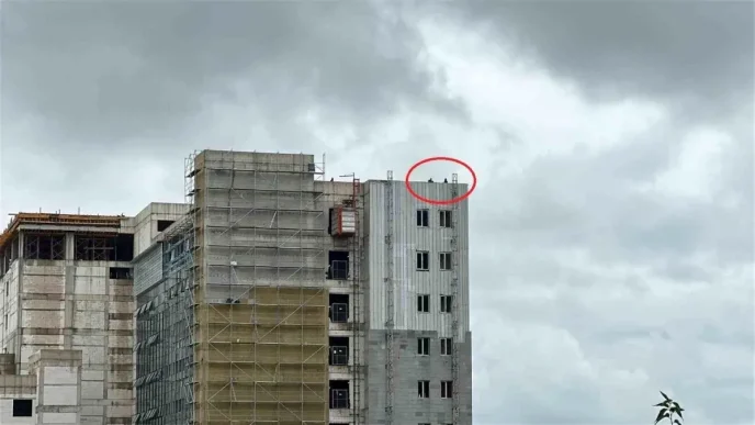 Samsunda Isciler Maaslarini Alamadiklari Icin Insaatin Catisina Cikti