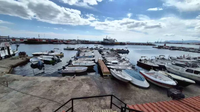Tekirdagda Poyraz Firtinasi Balikcilari Limana Cekti