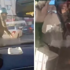 Trafikte tartistigi surucunun aracina saldirdi O anlar kameralarda