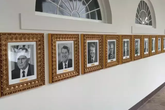 Trump, Biden'ın fotoğrafı yerine 'otomatik imza fotoğrafı' koydu