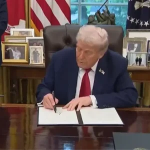 Trump TikTokun ABD Operasyonlarinin Amerikali Yatirimcilara Devredilmesine Imza Atti