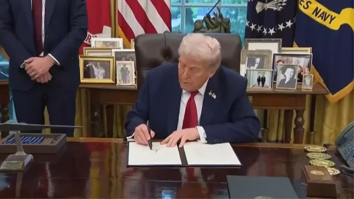 Trump TikTokun ABD Operasyonlarinin Amerikali Yatirimcilara Devredilmesine Imza Atti