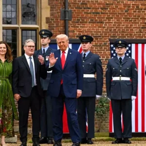 Trump ve Starmer Chequersta Gorustu