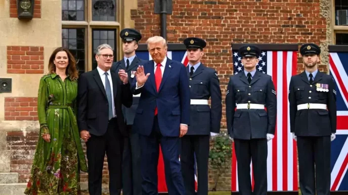 Trump ve Starmer Chequersta Gorustu