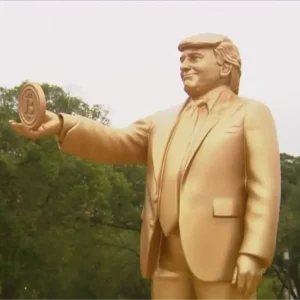 Trumpin Bitcoin Heykeli Kongre Binasinda Sergileniyor