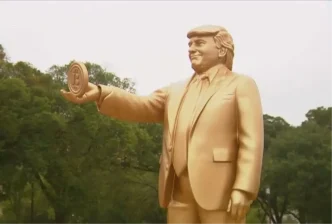Trumpin Bitcoin Heykeli Kongre Binasinda Sergileniyor