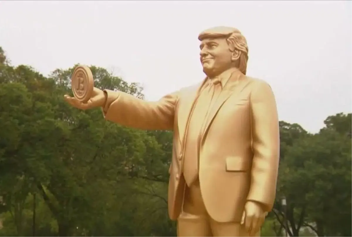 Trumpin Bitcoin Heykeli Kongre Binasinda Sergileniyor