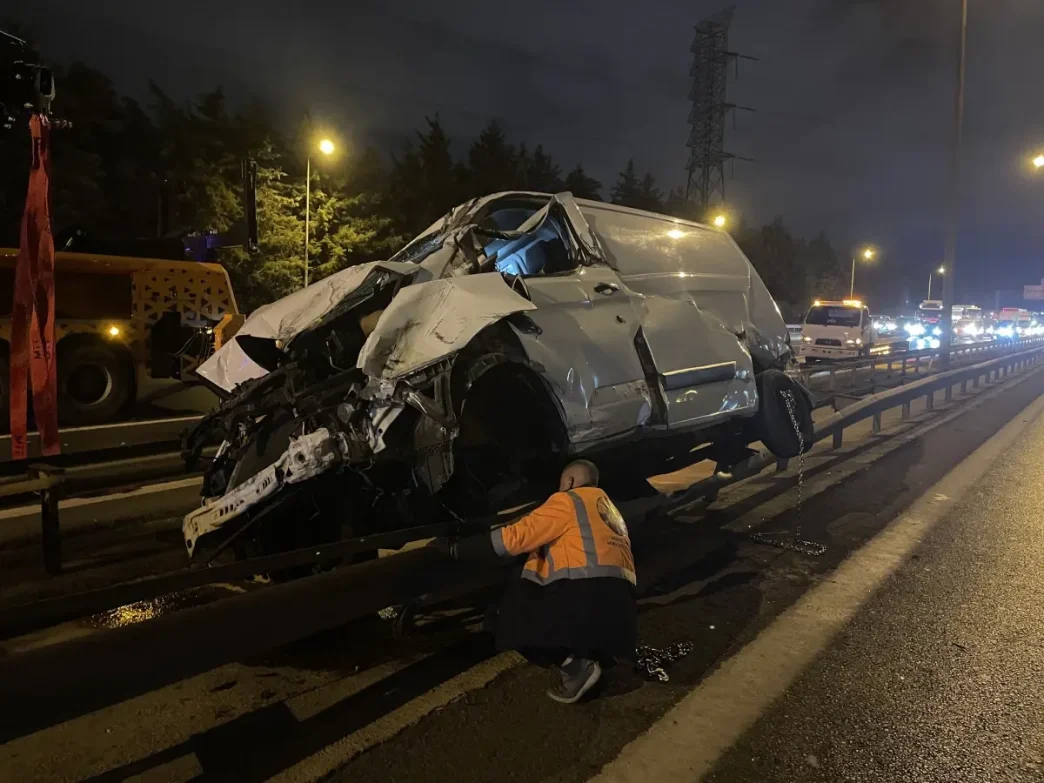 Umraniye TEM Otoyolunda Kaza Surucu Yaralandi