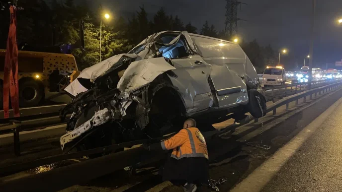 Umraniye TEM Otoyolunda Kaza Surucu Yaralandi