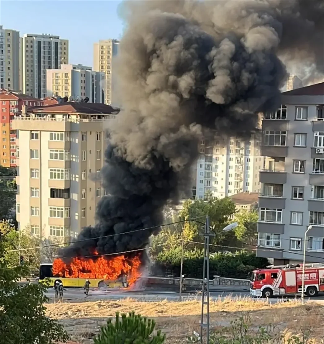 Umraniyede IETT Otobusu Yanarak Kullanilamaz Hale Geldi
