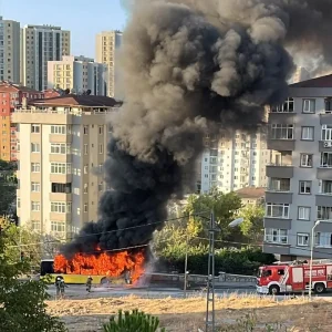 Umraniyede IETT Otobusu Yanarak Kullanilamaz Hale Geldi