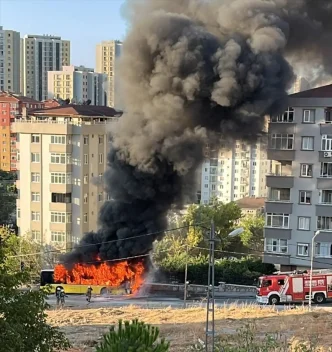 Umraniyede IETT Otobusu Yanarak Kullanilamaz Hale Geldi