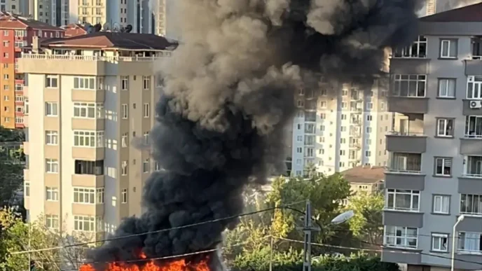 Umraniyede IETT Otobusu Yanarak Kullanilamaz Hale Geldi