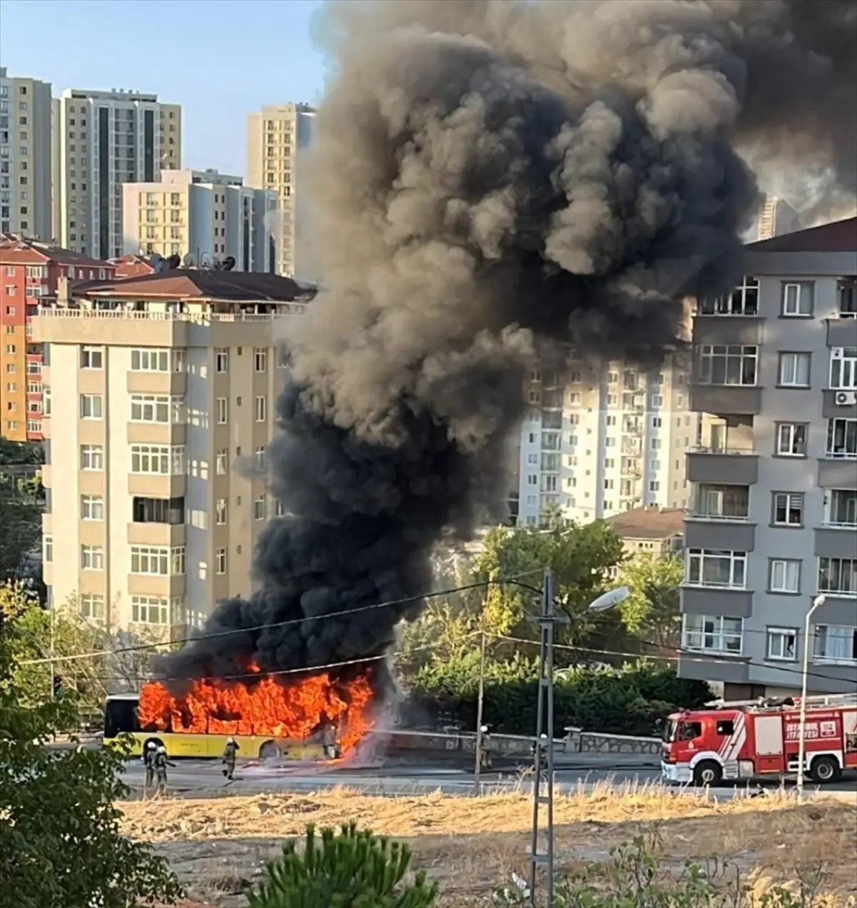 Umraniyede IETT Otobusu Yanarak Kullanilamaz Hale Geldi