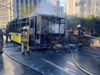 Umraniyede IETT Otobusu Yangin Cikardi