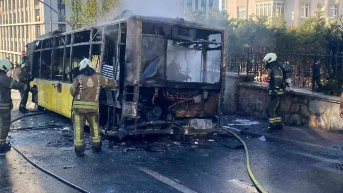 Umraniyede IETT Otobusu Yangin Cikardi